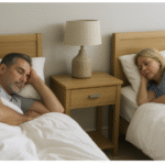 따로 자는 중년 부부